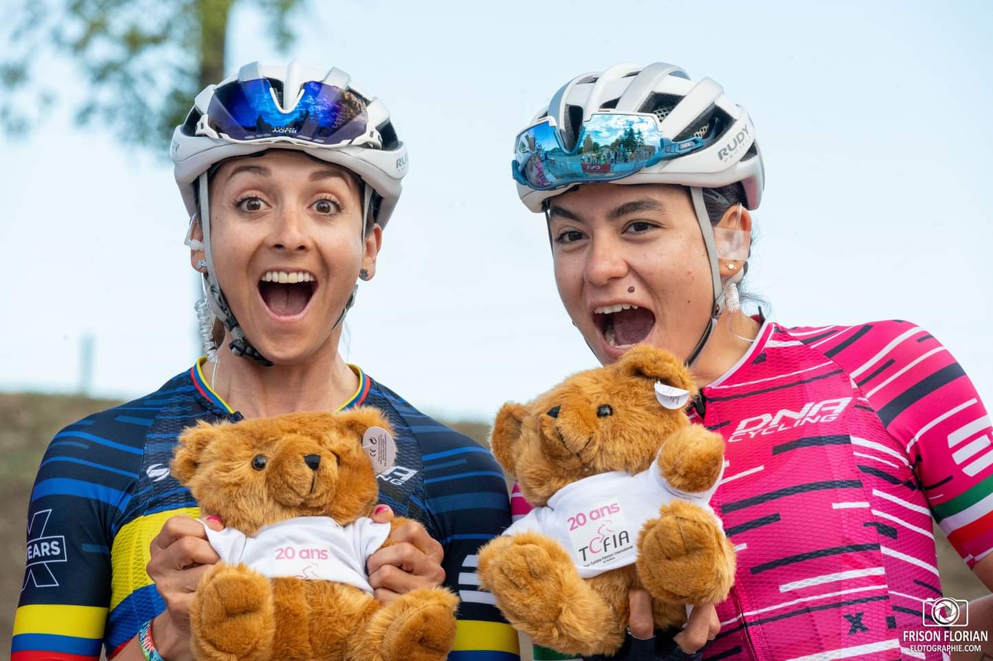 Photo reportage en sport de l'équipe DNA Pro Cycling Team, avec Diana Peñuela et Anet Barrera lors du Tour Cycliste Féminin International de l'Ardèche en 2022. Aubenas