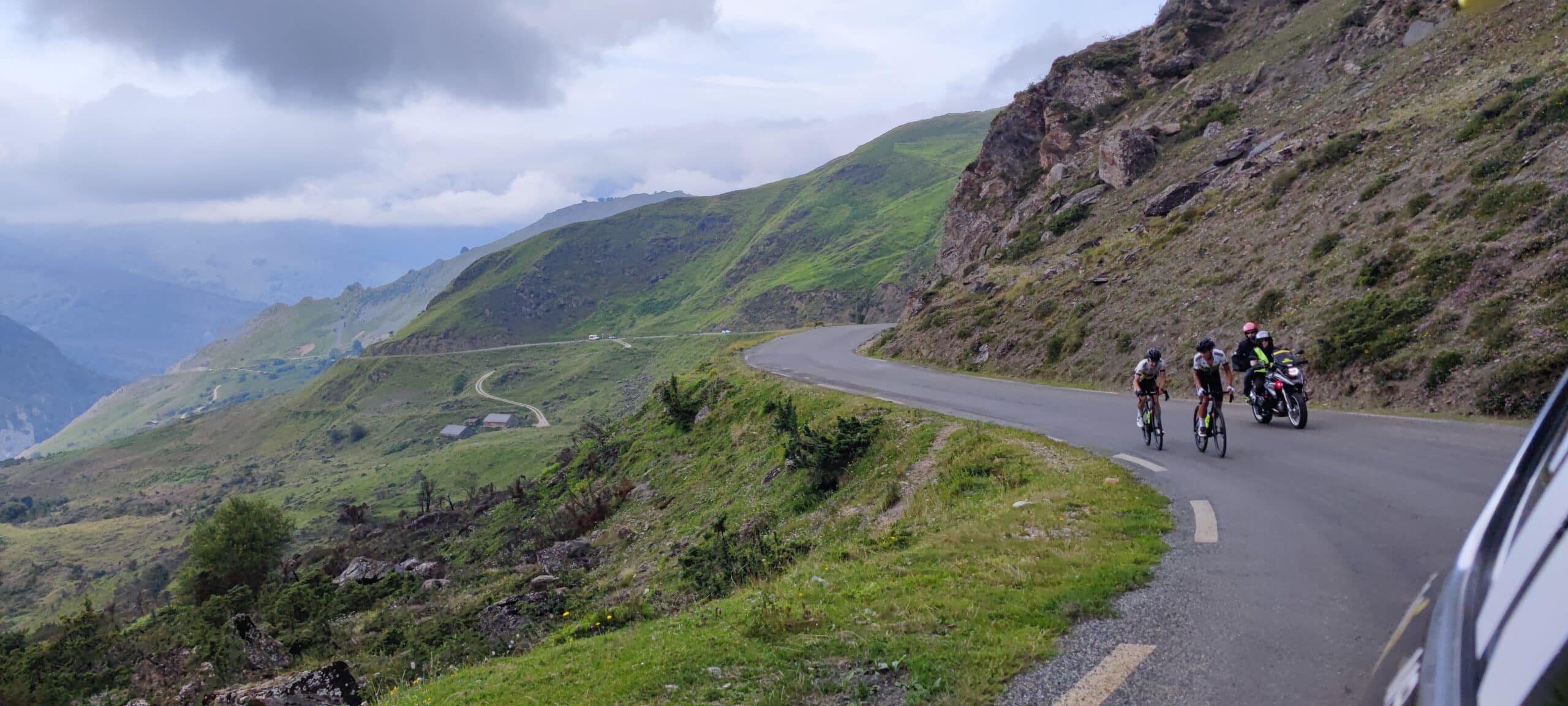 Vue depuis la voiture BASSO Assistance Dépannage Neutre dans le Col du Soulor lors du Tour du Piemont 2023.
