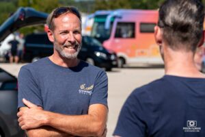 Staff de l'équipe Cynisca Cycling au Tour Cycliste International Féminin de l'Ardèche 2023