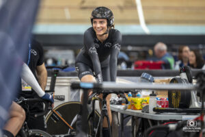 Lou Dolez durant les Championnats de France 2024 sur le Vélodrome National de Saint Quentin en Yvelines, futur site des Jeux Olympiques de 2024 de Paris