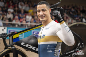 Rayan Helal durant les Championnats de France 2024 sur le Vélodrome National de Saint Quentin en Yvelines, futur site des Jeux Olympiques de 2024 de Paris