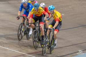 Passage de relais lors de l'Américaine durant les Championnats de France 2024 sur le Vélodrome National de Saint Quentin en Yvelines, futur site des Jeux Olympiques de 2024 de Paris