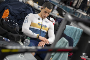 Rayan Helal durant les Championnats de France 2024 sur le Vélodrome National de Saint Quentin en Yvelines, futur site des Jeux Olympiques de 2024 de Paris