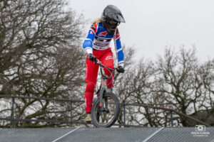 Séance photo avec Mathilde Doudoux, championne française de BMX Race sur la Piste de BMX de la ville de Sarrians dans le Vaucluse - Janvier 2024