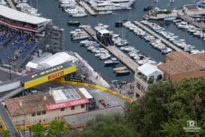 Carlos Sainz avec la SF-24 dans le virage de la Rascasse lors du Grand Prix de Formule 1 de Monaco 2024