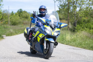 Ambiance avec un motard de la Gendarmerie lors de la Ronde de l'Isard 2024
