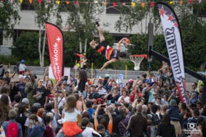 Les Barjots Dunkers lors du passage de la Flamme Olympique à Annemasse en Juin 2024.