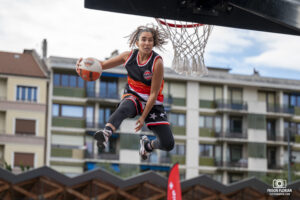 Les Barjots Dunkers lors du passage de la Flamme Olympique à Annemasse en Juin 2024.