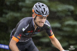 Coureur lors de la Coupe de France XCO aux Ménuires en 2024