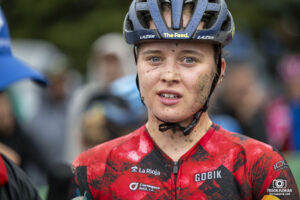 Coureuse lors de la Coupe de France XCO aux Ménuires en 2024