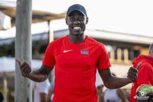 Wiseman Mukhobe lors de la cérémonie de clôture du camp d'entrainement de Miramas des athlètes du Kenya.