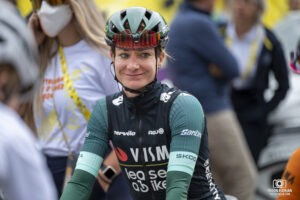 La néerlandaise VOS Marianne, lors de la dernière étape du Tour de France Femmes 2024 à l'Alpes d'Huez.