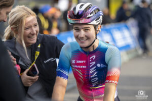 L'australienne Neve Bradbury, lors de la dernière étape du Tour de France Femmes 2024 à l'Alpes d'Huez.