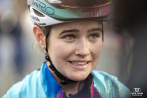 L'australienne Neve Bradbury, lors de la dernière étape du Tour de France Femmes 2024 à l'Alpes d'Huez.