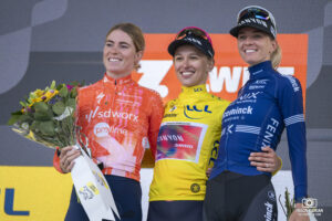 NIEWIADOMA Katarzyna, VOLLERING Demi et ROOIJAKKERS Pauliena lors de la dernière étape du Tour de France Femmes 2024 à l'Alpes d'Huez.