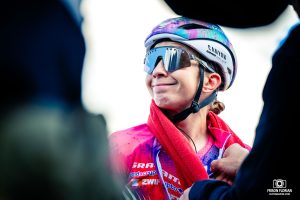 Cecilie Uttrup Ludwig lors du Tour de France 2025 au sommet du Col de la Madeleine.