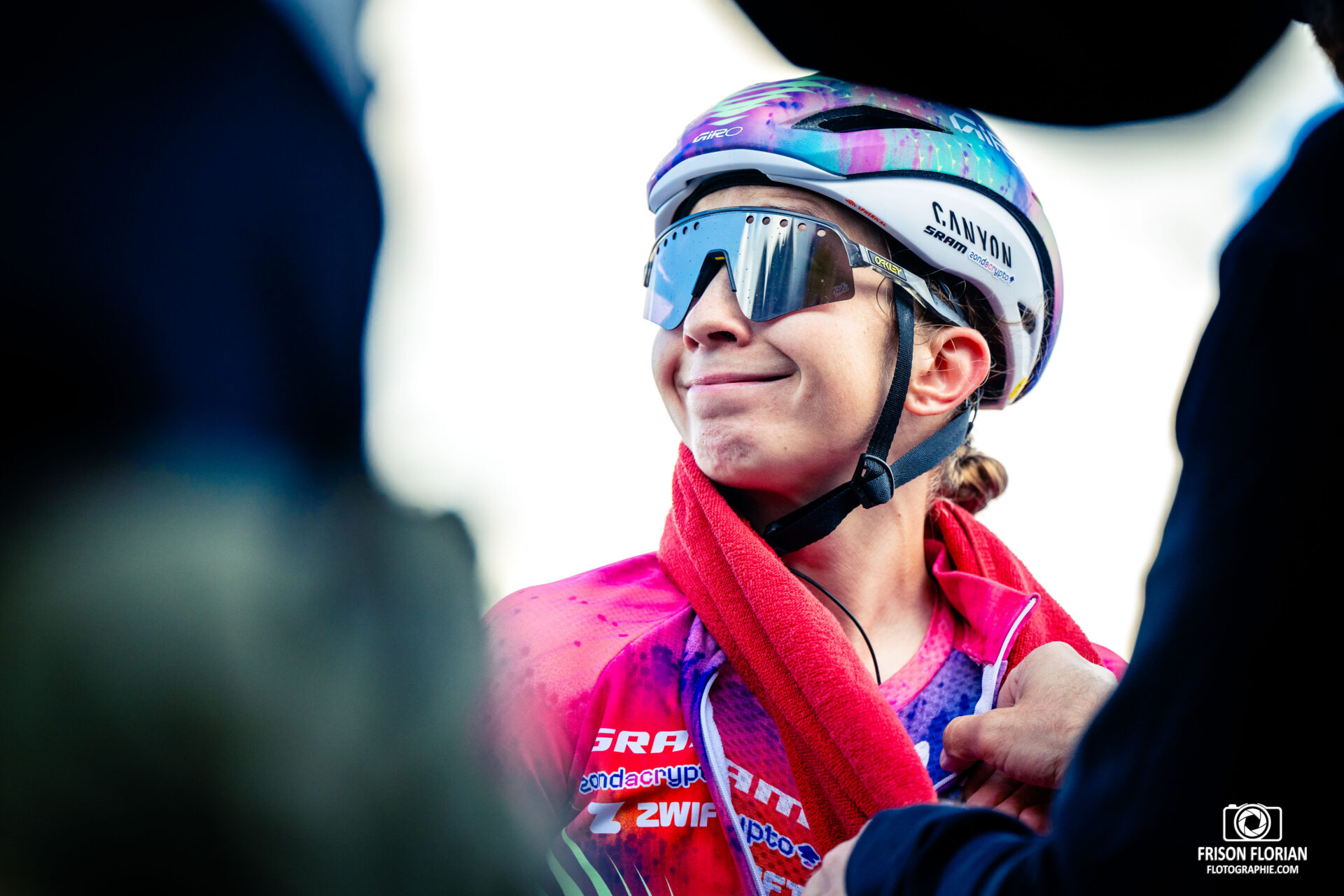 Cecilie Uttrup Ludwig lors du Tour de France 2025 au sommet du Col de la Madeleine.