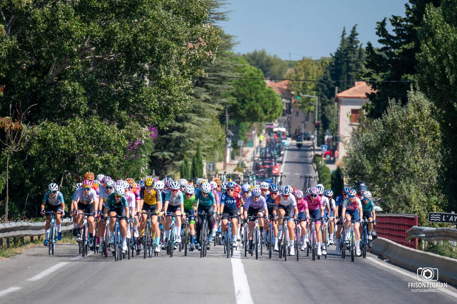 Ambiance avec le peloton au Tour Cycliste International Féminin de l'Ardèche 2023