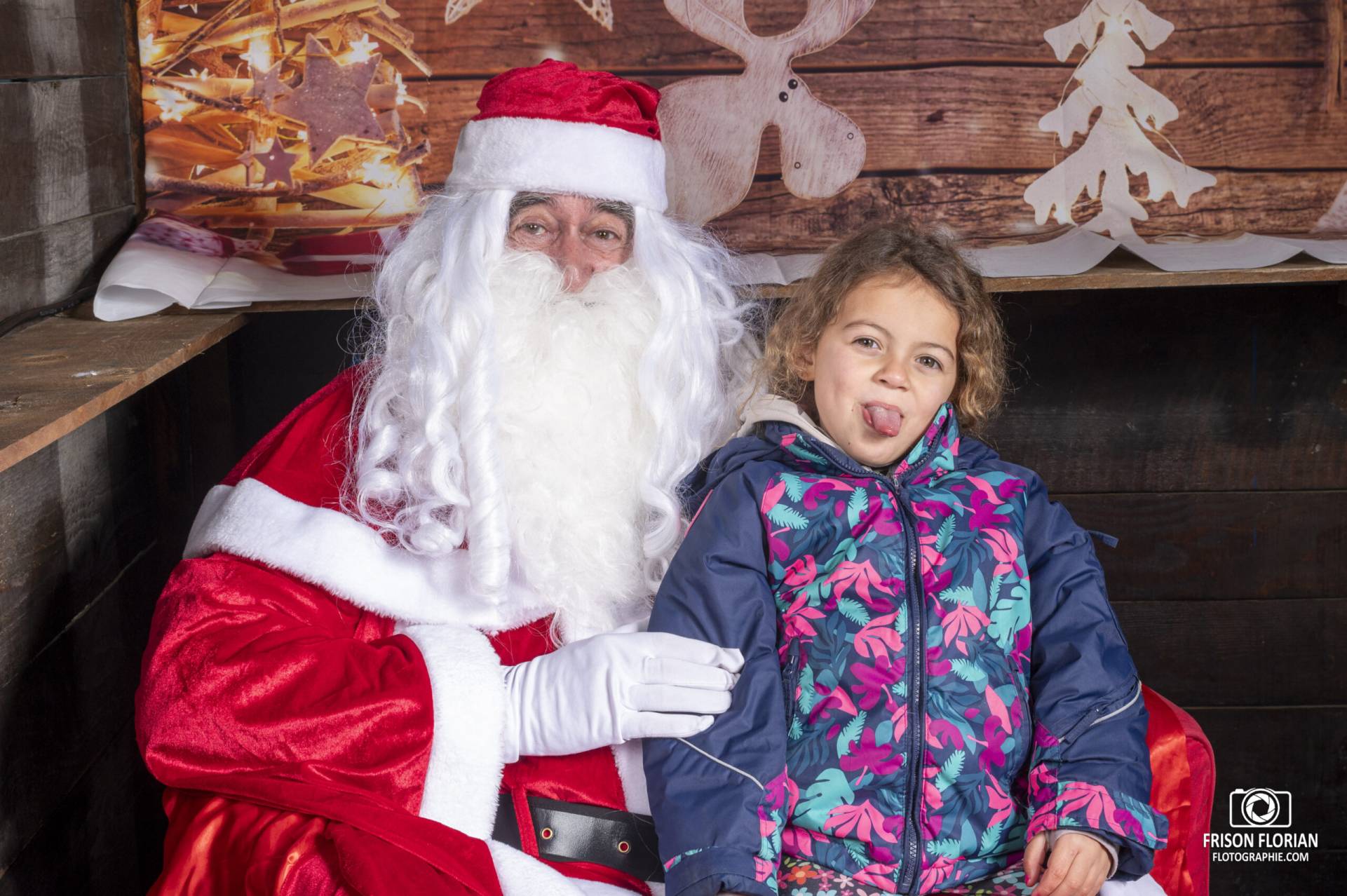 Photo avec le Père Noël lors du Marché de Noël de Saint-Saturnin-lès-Avignon 2023