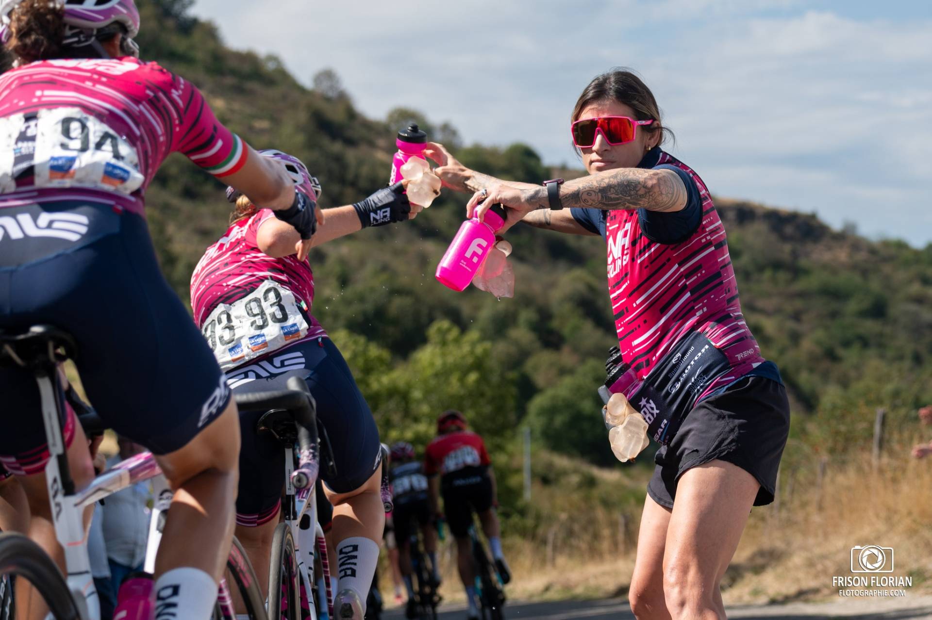Ravitaillement de l'équipe DNA Pro Cycling Team au Tour Cycliste International Féminin de l'Ardèche 2023