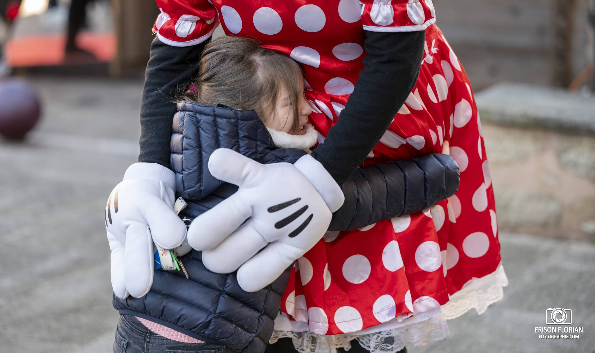 Minnie Mouse en compagnie d'une enfant lors du Marché de Noël de Bédoin 2023.